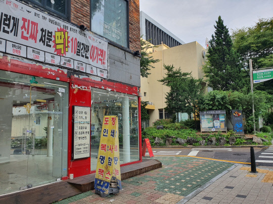 화곡6동 주민센터와 화곡로56길 진입로. 대로변과 먹자골목 진입로로 목이 좋아보이지만 공실로 남아있다.